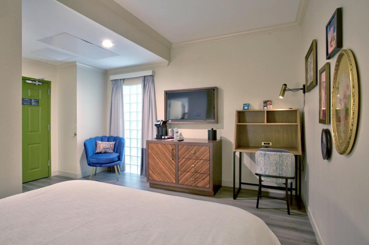 Standard Queen Room Windowless