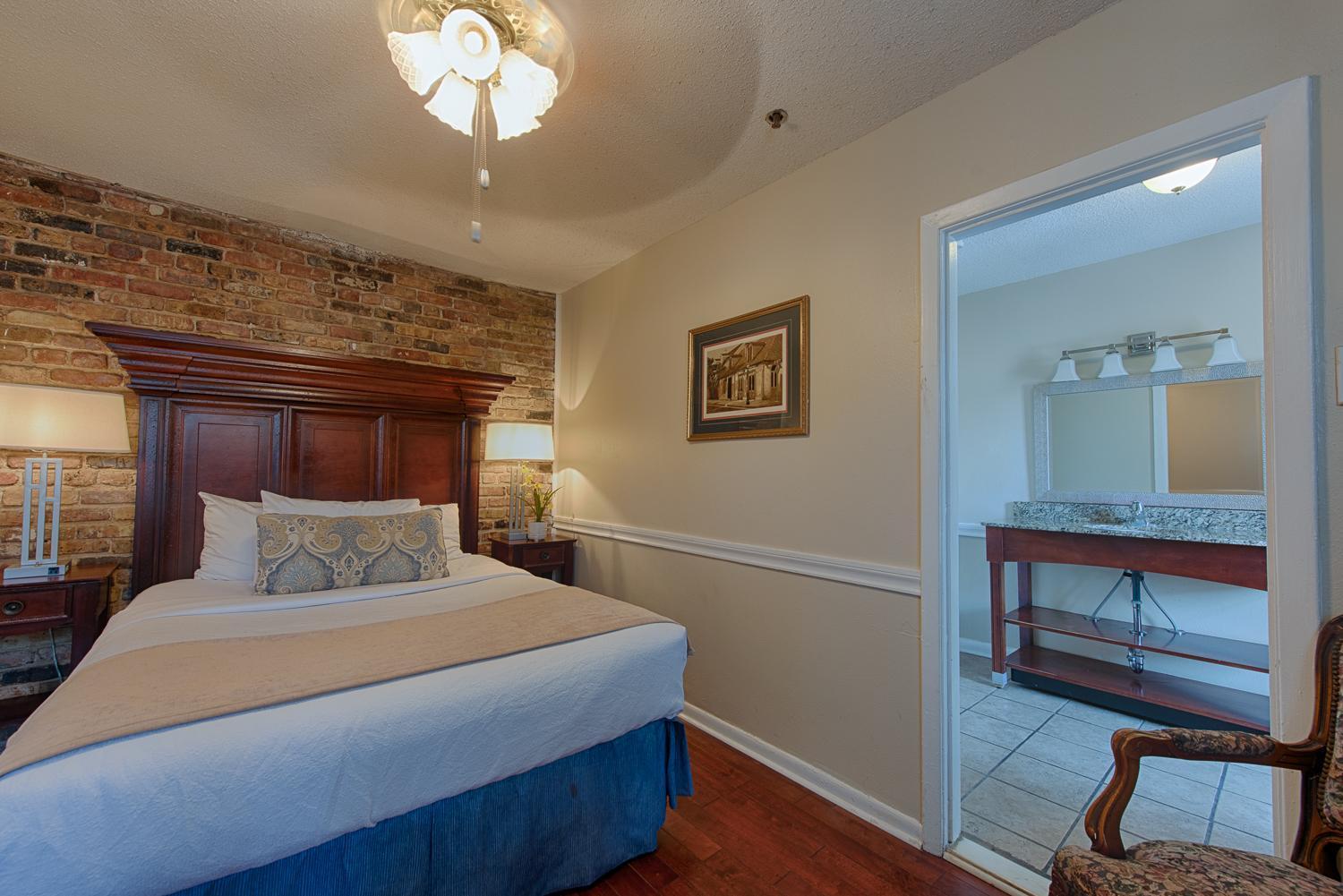 Standard Room with One Queen Bed,1260644830:JPEG