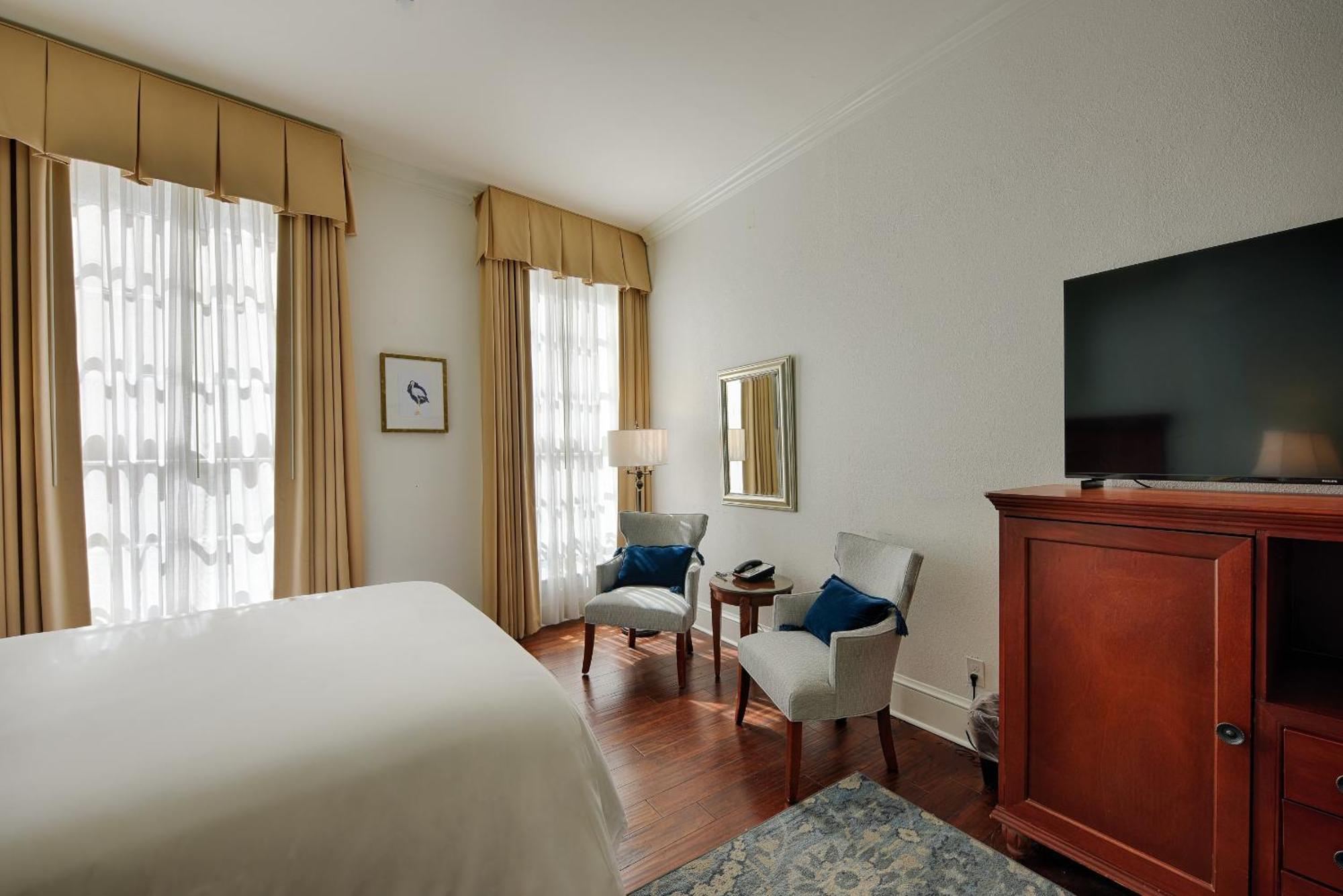 Standard Queen Room - Communications Access