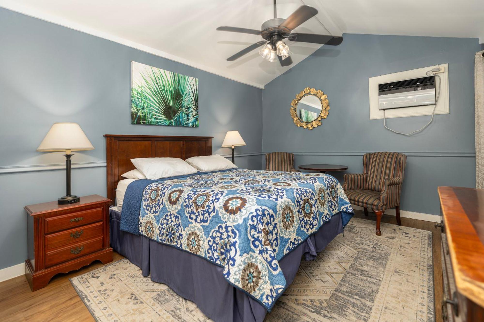 Queen Room with Courtyard View