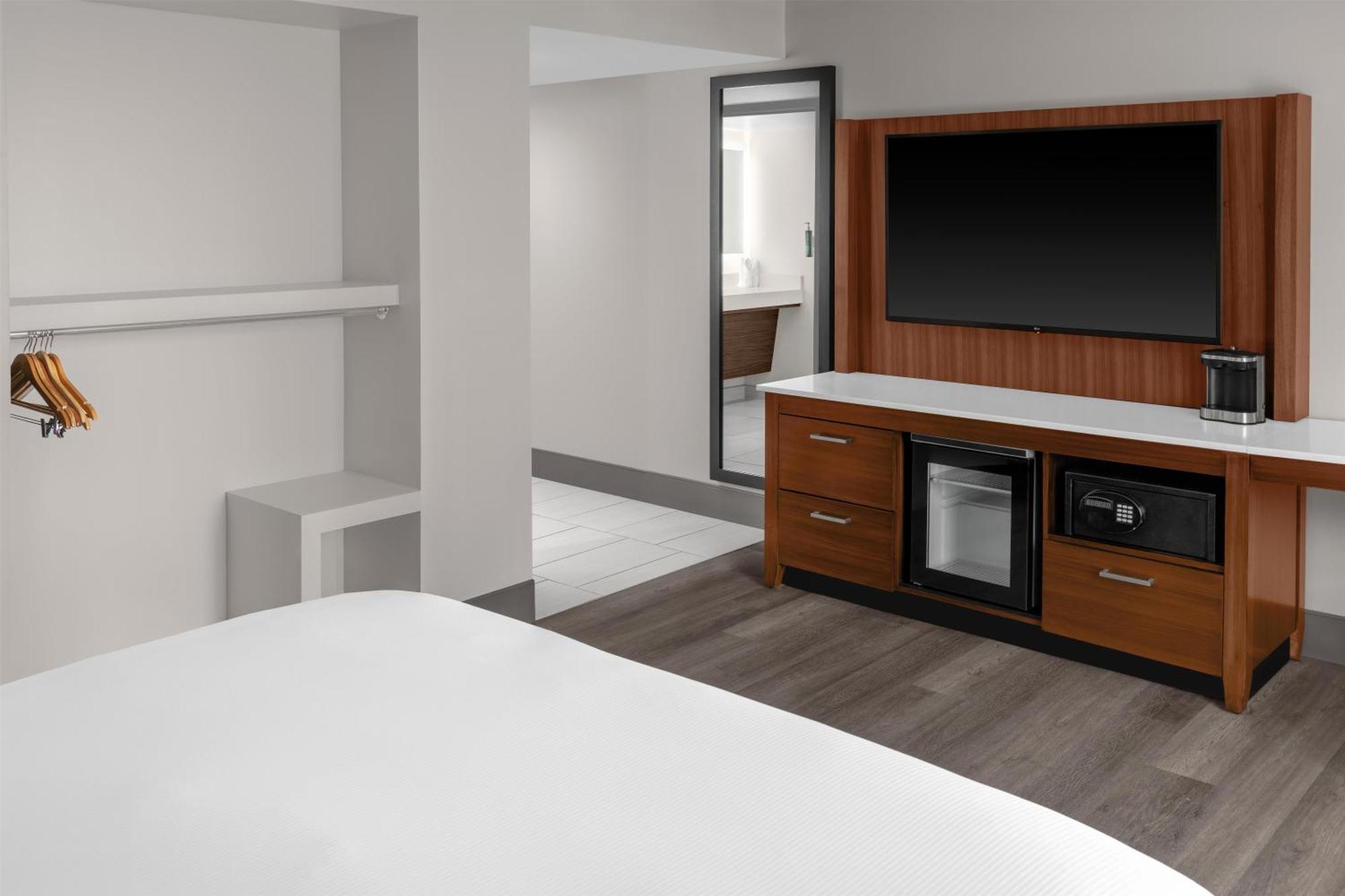 King Room with Bath Tub - Mobility and Hearing Accessible,1742647487:JPEG