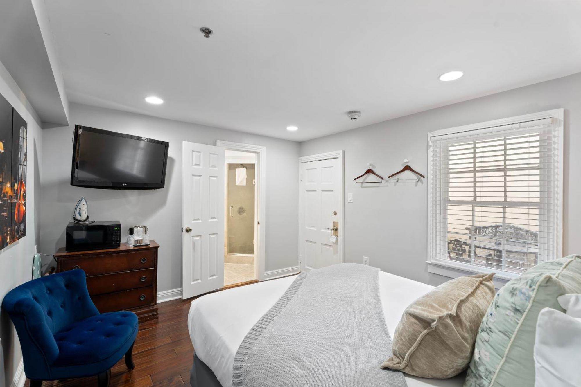Standard Room One Queen Bed