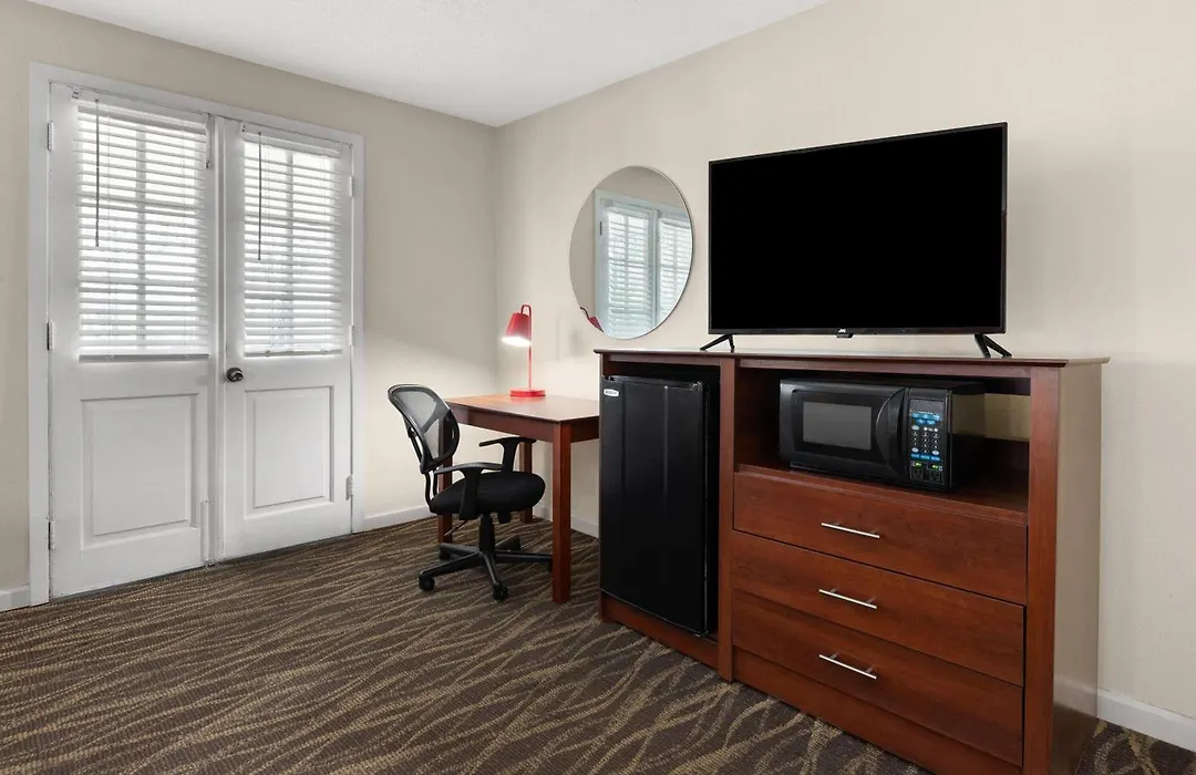 Super 8 By Wyndham New Orleans-1