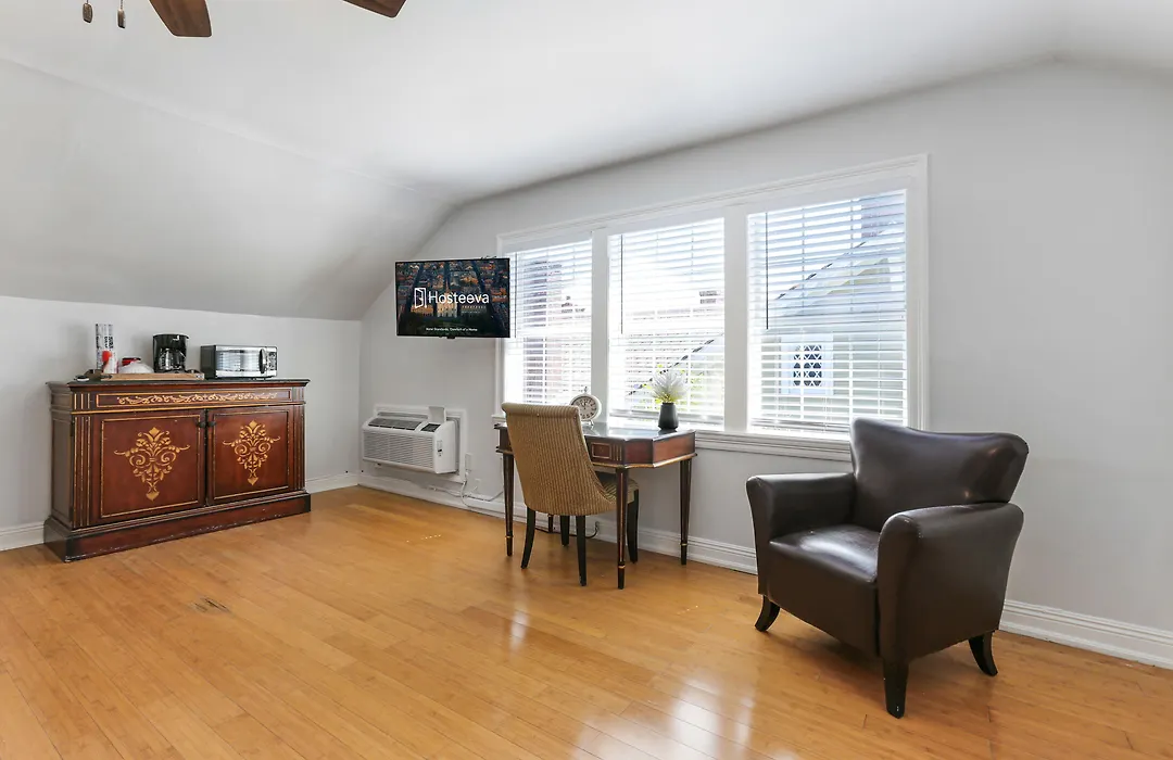 Comfortable Rooms Near All Nola Hot Spots-1