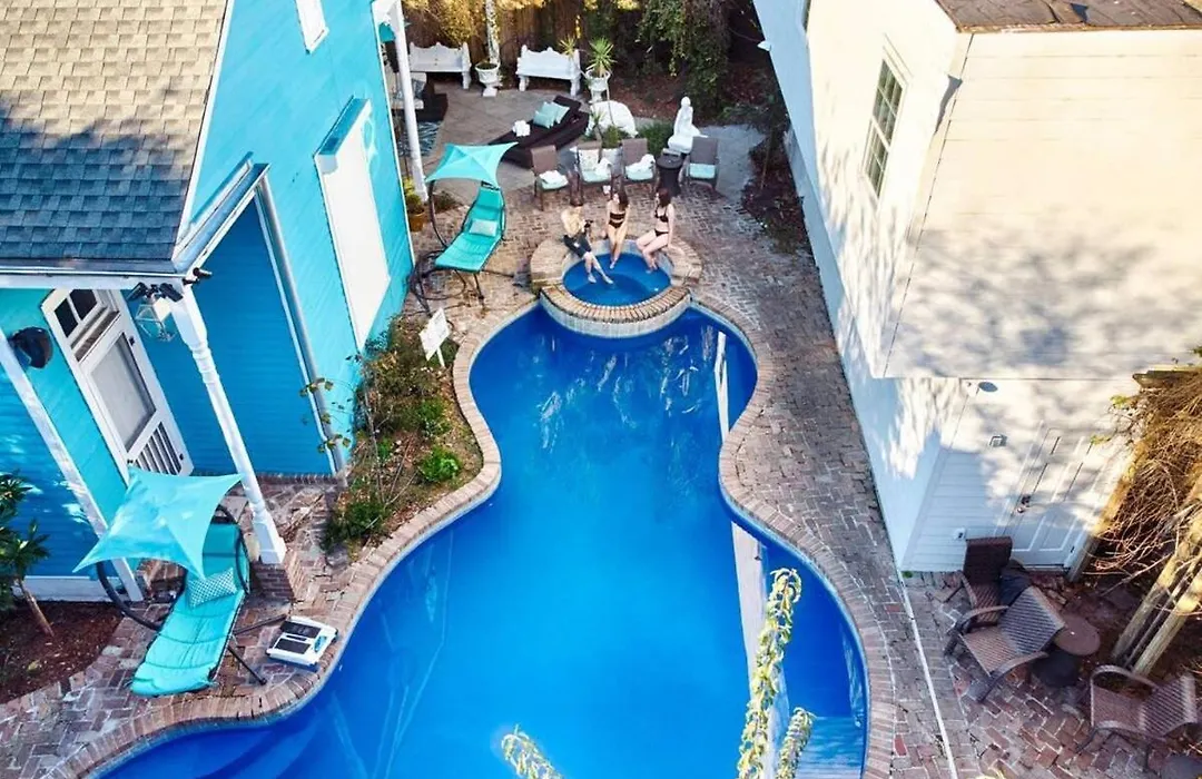 5 Bedroom - Sleeps 8! Steps From Bourbon Street!-1