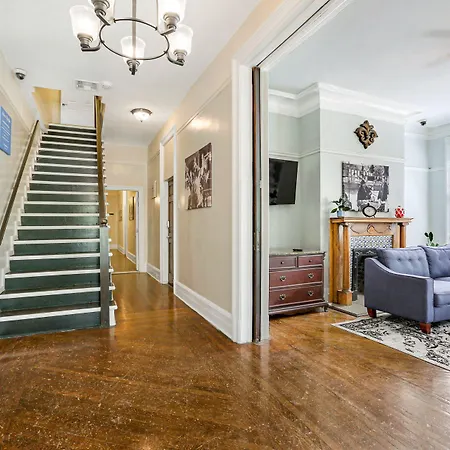 Comfortable Rooms Near All Nola Hot Spots-3